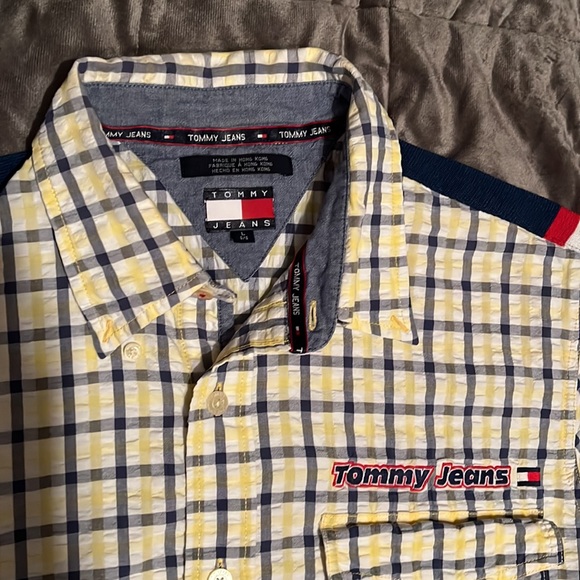 Tommy Hilfiger shirt with unique back hit - Picture 2 of 3